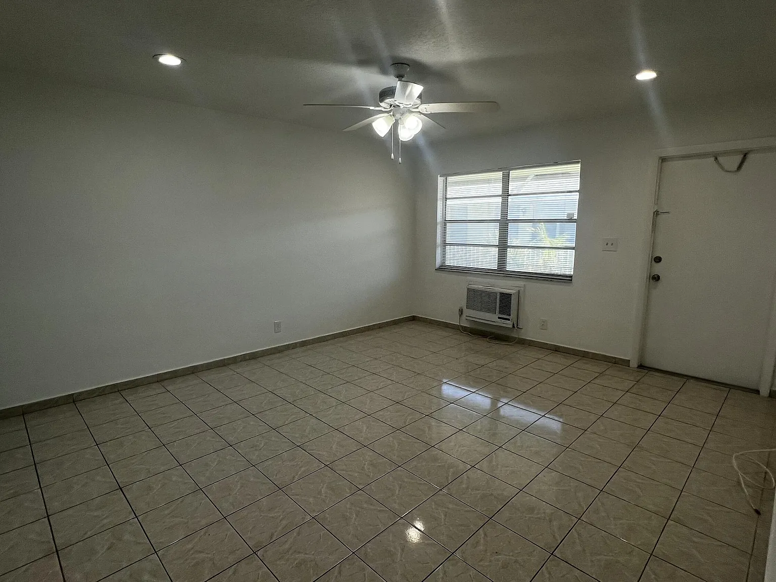 2 bed, 1.0 bath, 690 sqft, $1,550 — Photo 2