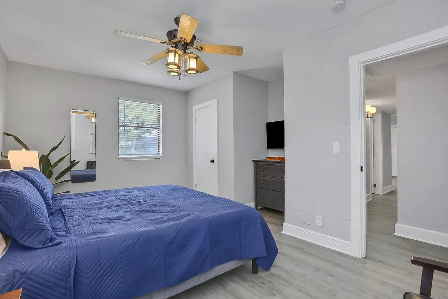 3 bed, 2.0 bath, 1872 sqft, $7,786 — Photo 2