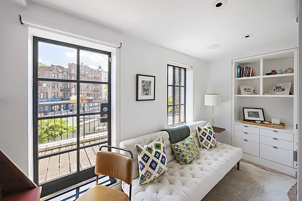 Sold by Compass | media 21
