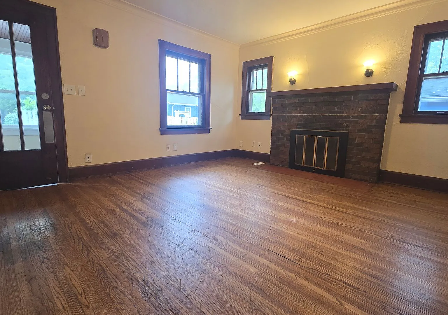 2 Bedroom House with Hardwood Floors — Photo 4