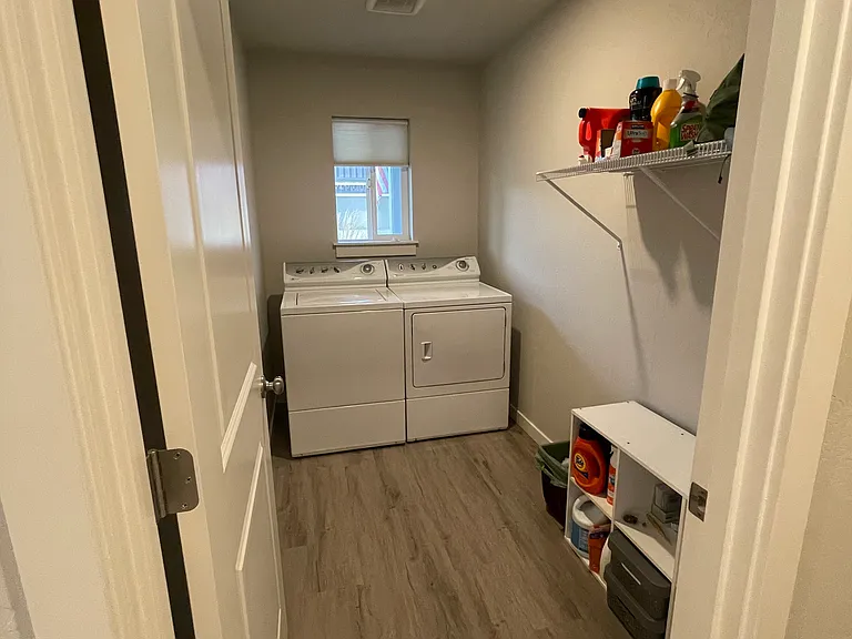 712 NE Brookstone Dr — Photo 6