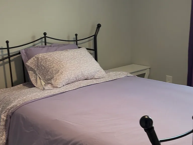 Standard room, Fully Furnished reach in closet, shared bath, Twin XL and Full size beds are avaialble. Your choice. $900/month