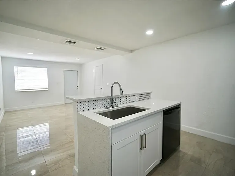 2205 A E Isaacs Ave W — Photo 4