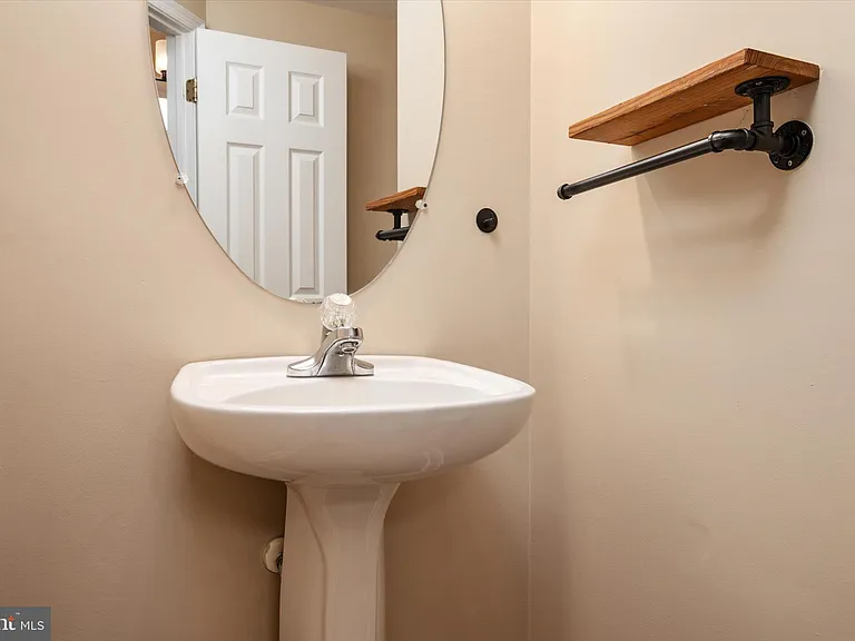 824 Stonehurst Ct — Photo 8