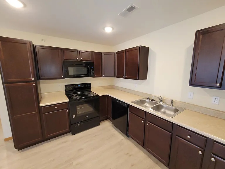1 Hundred West Apartments — Photo 12