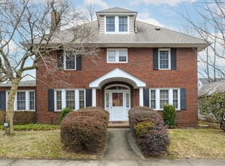 48 Essex Rd, Great Neck, NY 11023