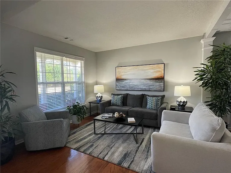 8960 Friarbridge Dr — Photo 2