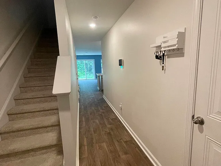 135 E Sunrise Ln — Photo 2