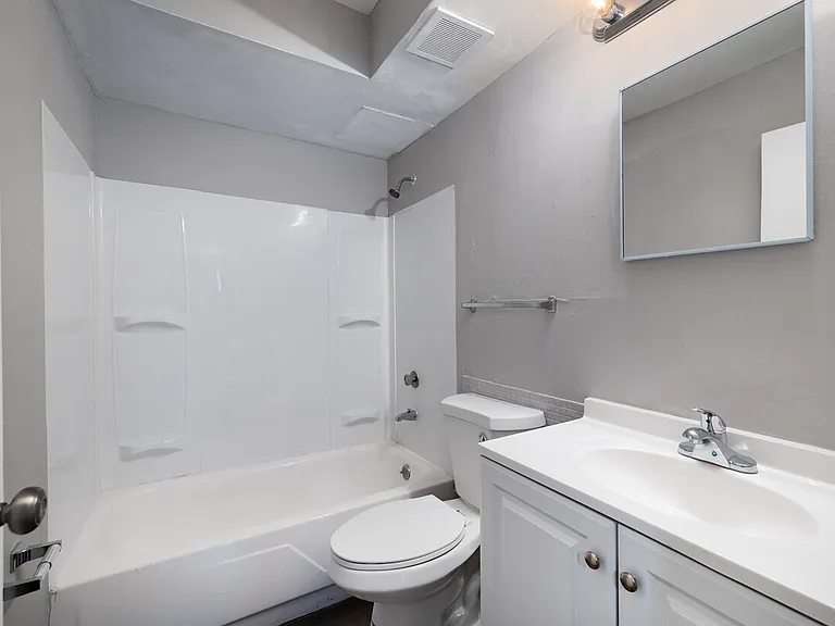 Versailles Apartments — Photo 11