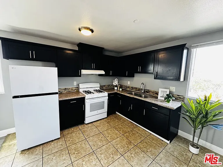 238 W 46th St — Photo 10