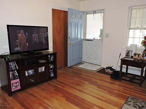 4th image of 17 Stanford Ct W