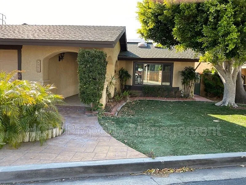 3 bed, 2.0 bath, 2452 sqft, $4,700 — Photo 2