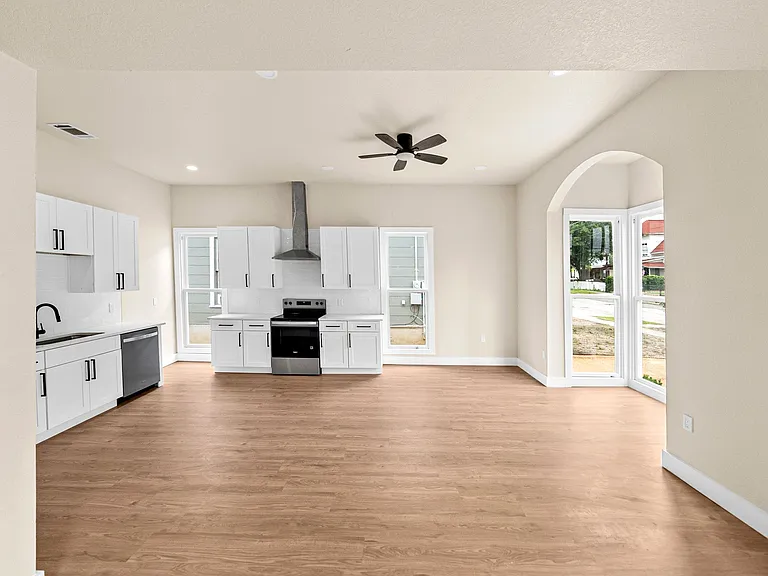 1122 N Pine St — Photo 5