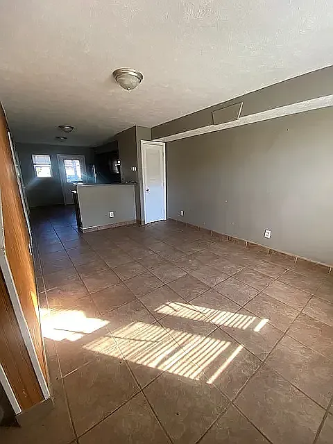 Building Photo - 405 E Mill St #1