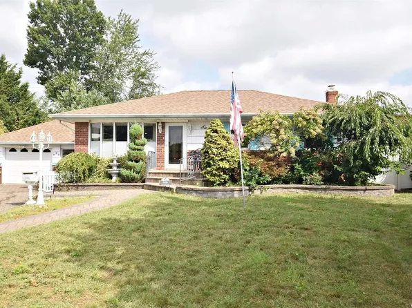 666 West Ivy Court W, Bethpage, NY 11714