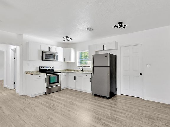 3rd image of 549 Woodlawn St #1