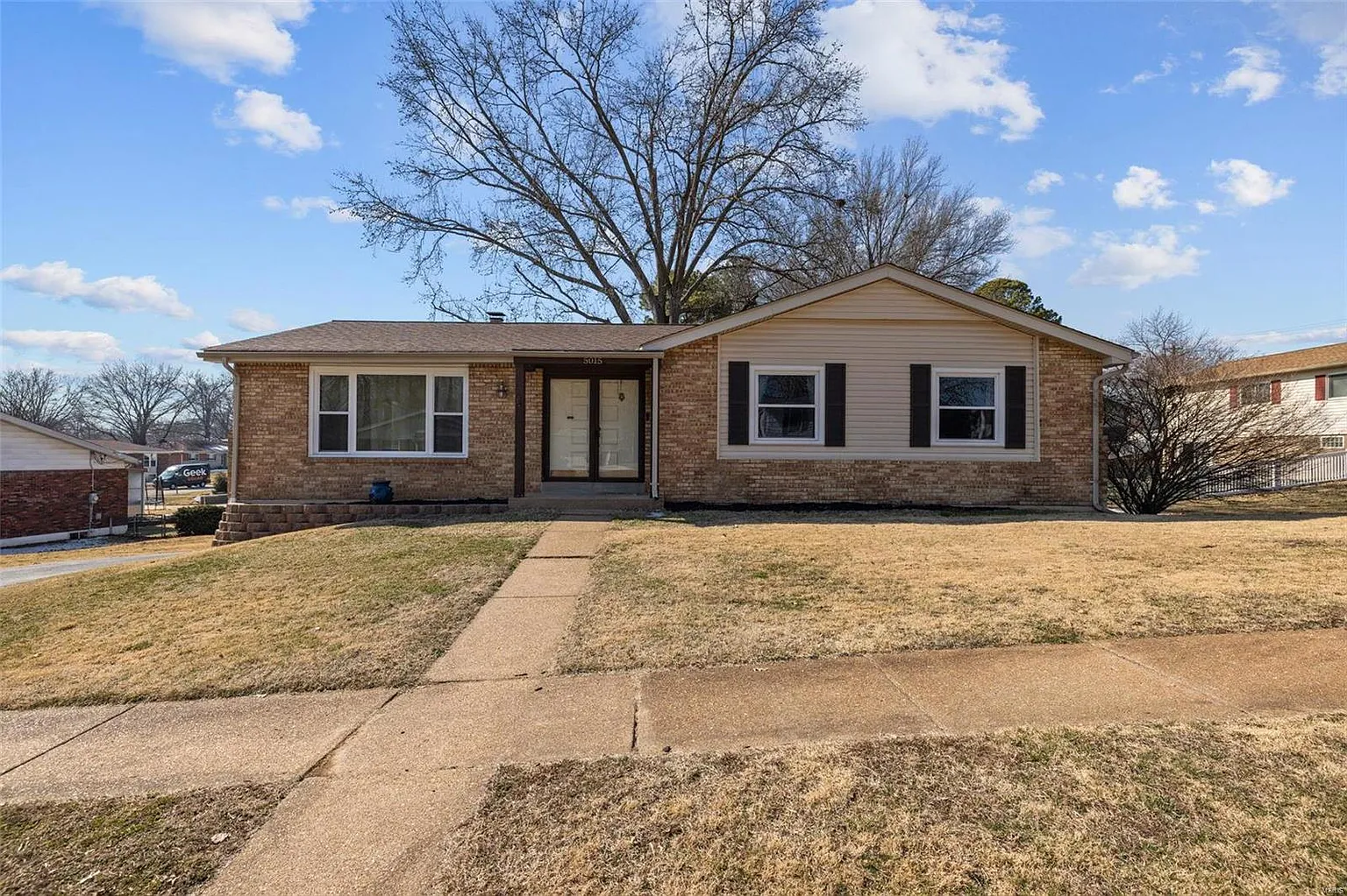 5015 Crosswood Dr photo 1