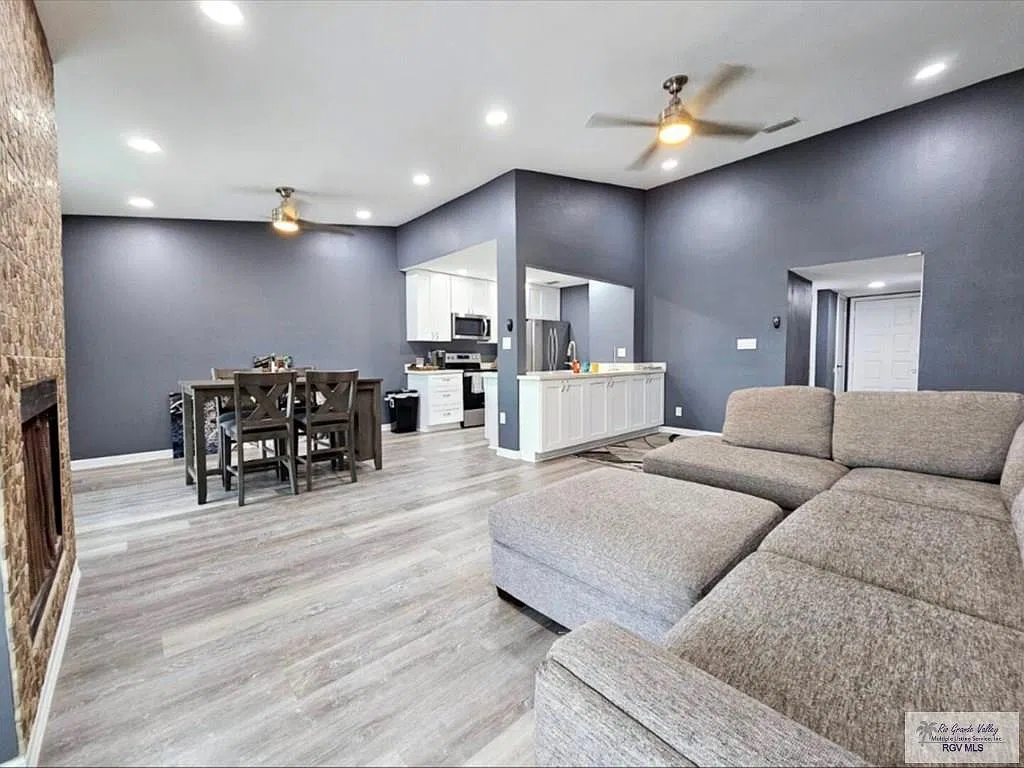 2 bed, 2.0 bath, 1141 sqft, $1,750 — Photo 2