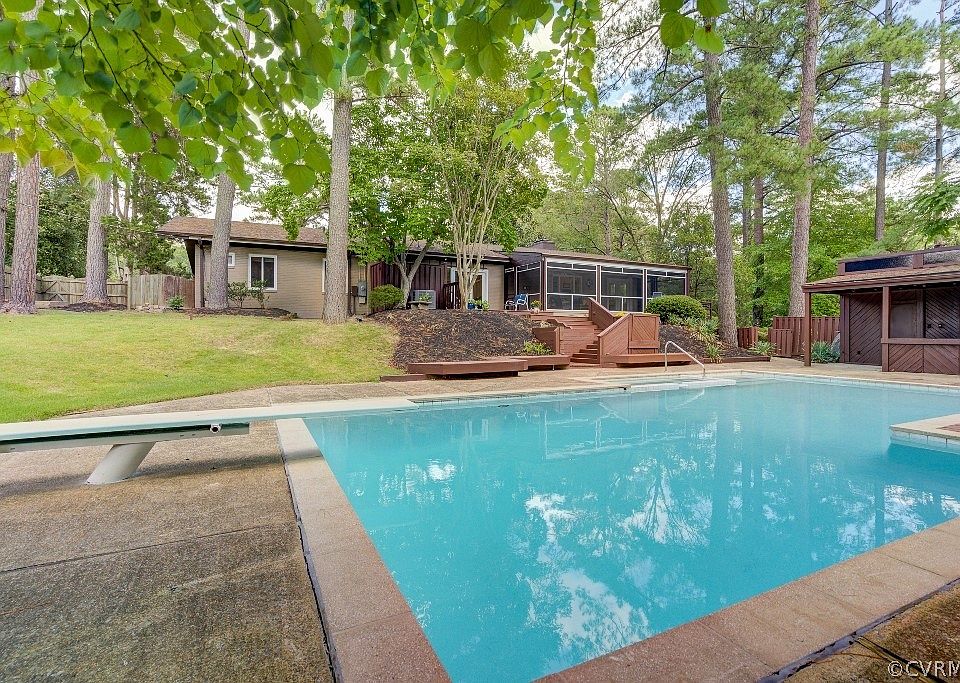 1st image of 105 Woodhall Dr