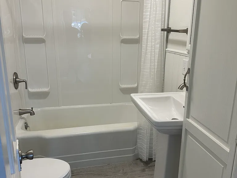 1479 Hillcrest Ave — Photo 3