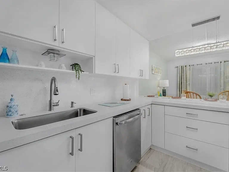 108 SE 47th St #102 — Photo 10