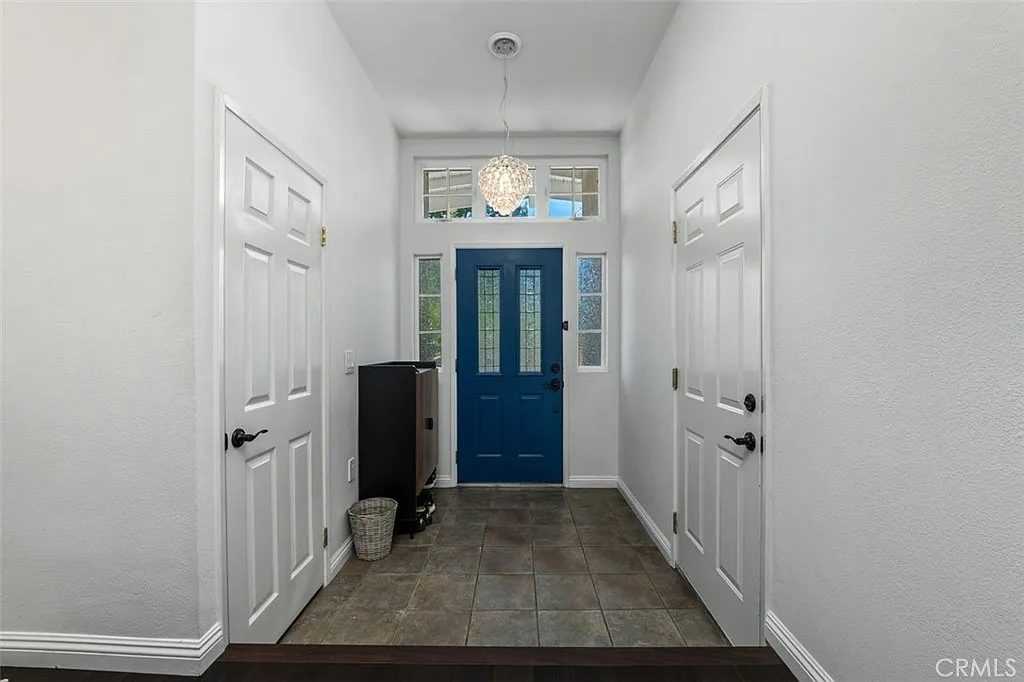 3 bed, 1718 sqft, $5,195 — Photo 2
