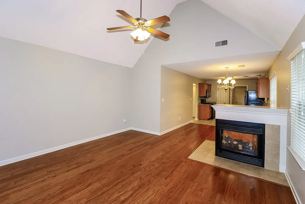 3 bed, 2.0 bath, 1280 sqft, $1,670 — Photo 3
