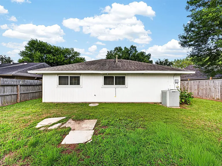 17006 Enchanted Cir E — Photo 31