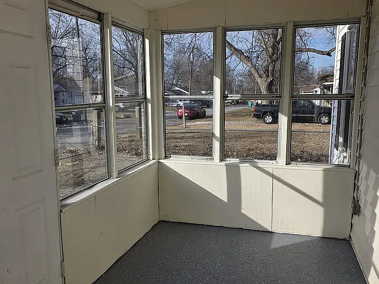 2100 N Park Ave — Photo 4