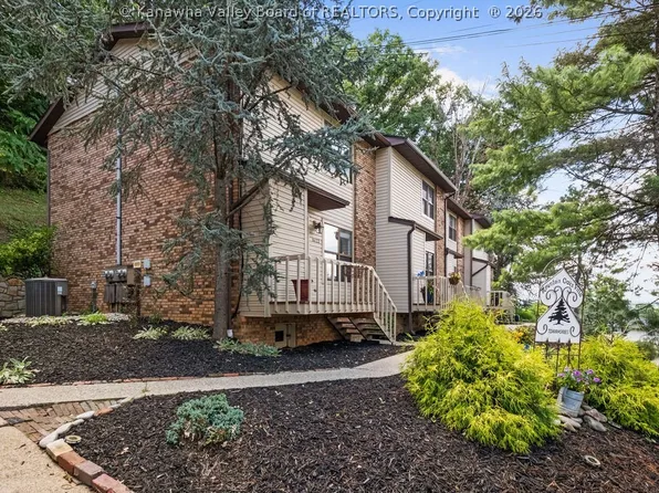 1822 Mountain Rd, South Charleston, WV 25303