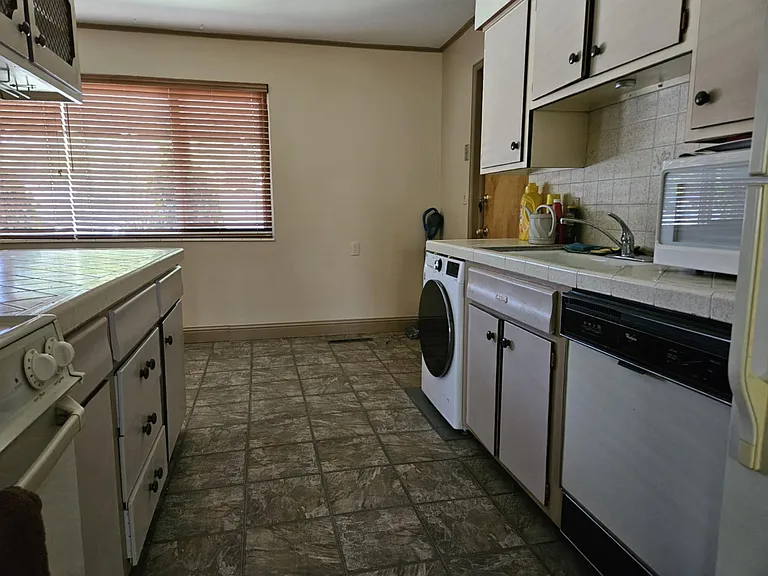 1465 E Spring Ln — Photo 19