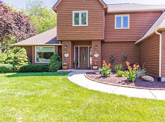 2nd image of 8 Cherry Hill Cir