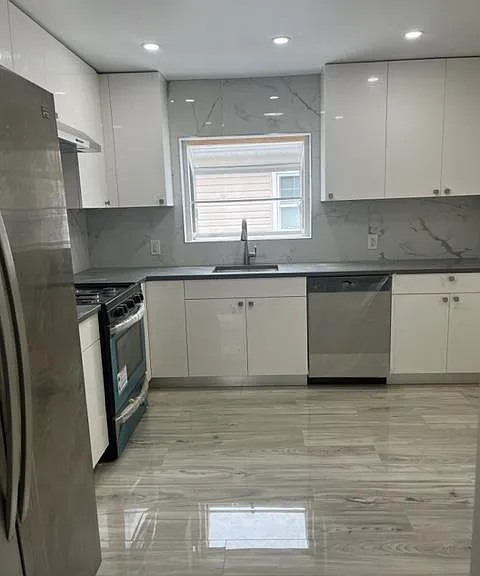 576 Britton Ave — Photo 9