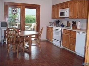 3rd image of 223 Vreeland Ave