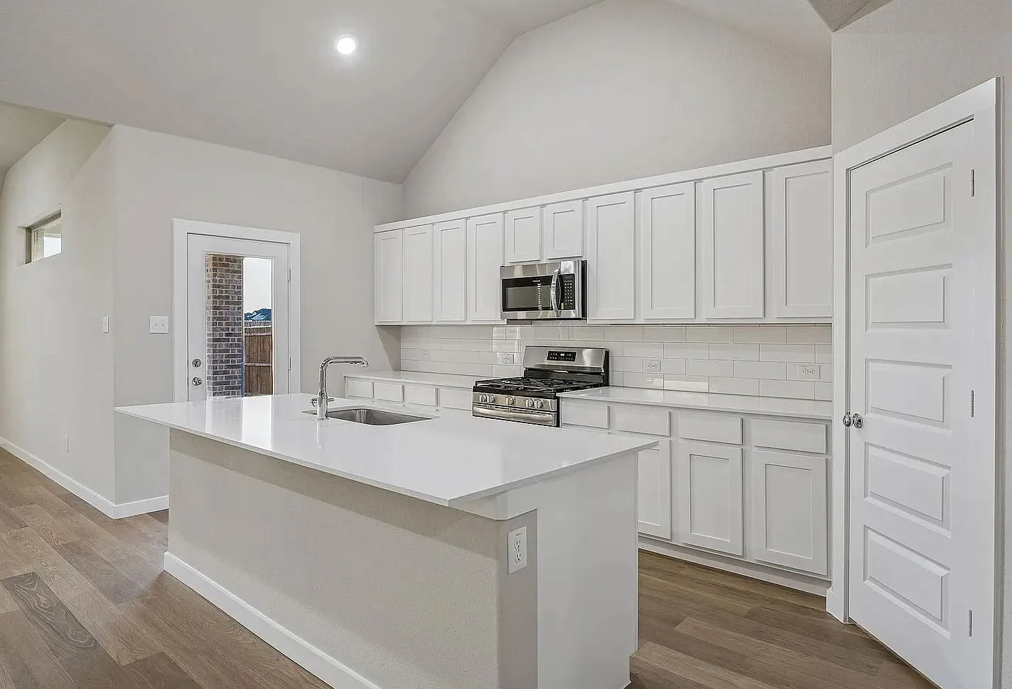 6 bed, 3608 sqft, $4,500 — Photo 2