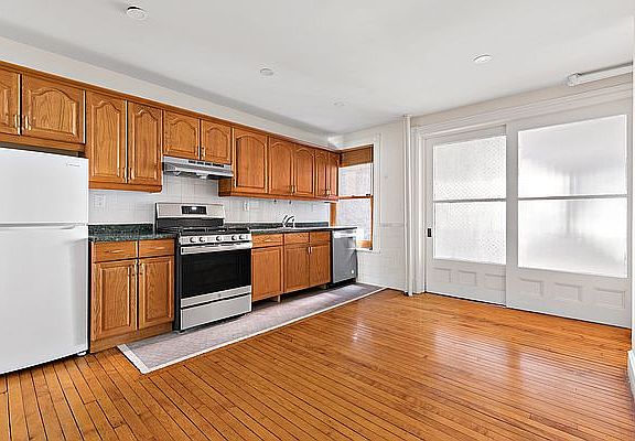 4th image of 212 8th Ave #1