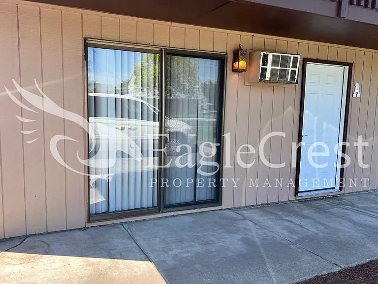 320 NE C St — Photo 4