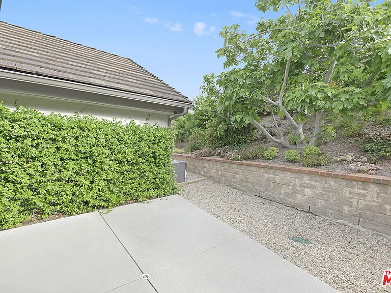 24728 Vantage Point Ter — Photo 32