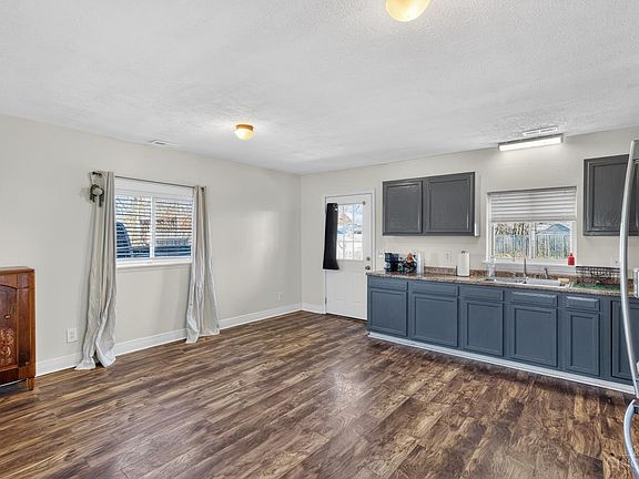 3rd image of 410 Coffee St