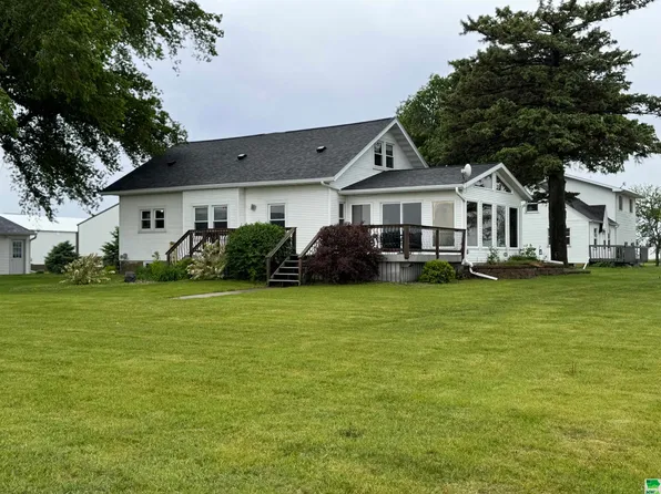 882 630th St, Storm Lake, IA 50588