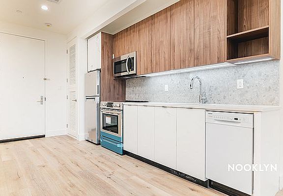 4th image of 380 Grove St #4B
