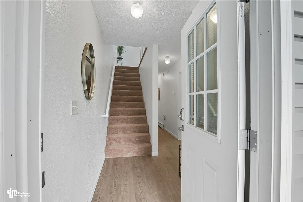 3 bed, 1300 sqft, $2,400 — Photo 2