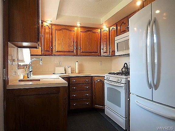 2nd image of 2043 Como Park Blvd
