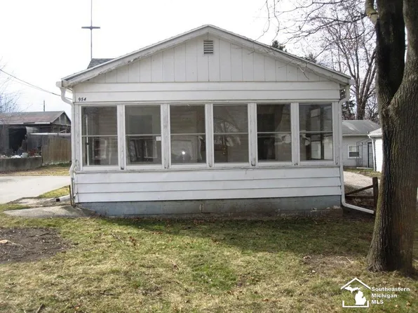954 Howell Ave, Adrian, MI 49221