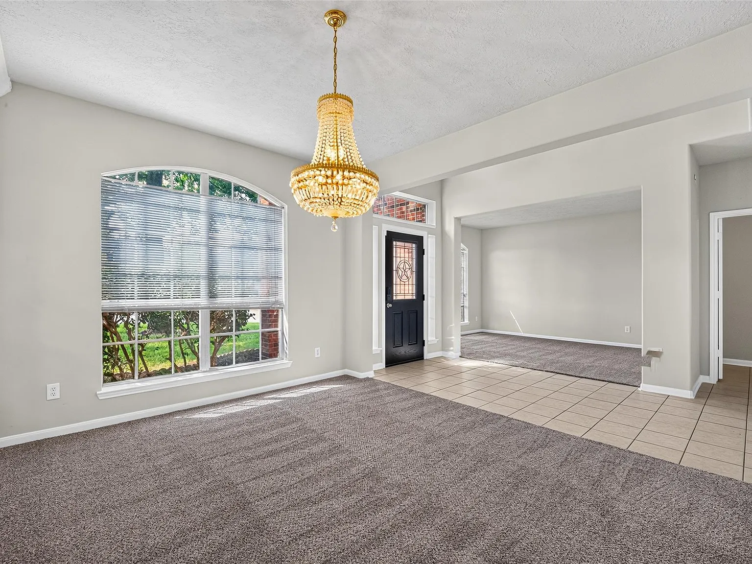 5 bed, 3.5 bath, 3839 sqft, $2,800 — Photo 3