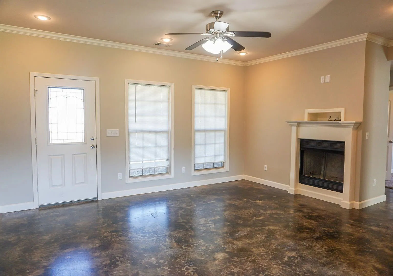 4 Bedroom Home in Valley View — Photo 3