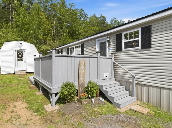 77 Brook St, Middle Sackville, NS B4E 1C1