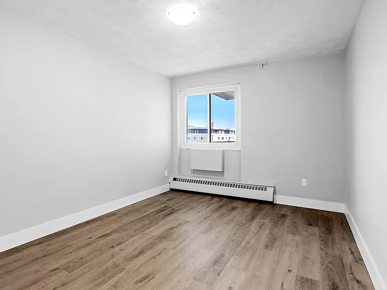 290 Nelson St — Photo 24