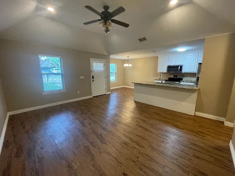 408 W Johnson St — Photo 2