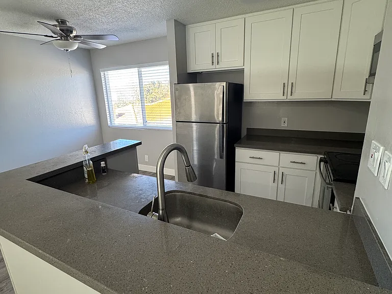 Lawrence Arms Apartments — Photo 24